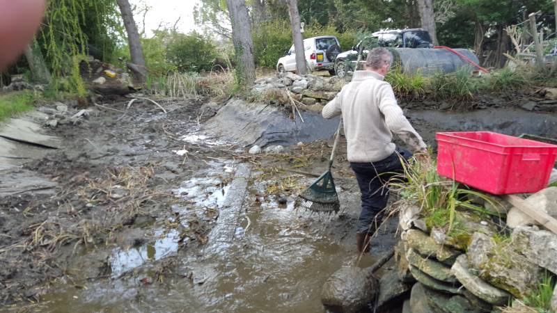 Travaux d'assainissement dans un étang à Pertuis