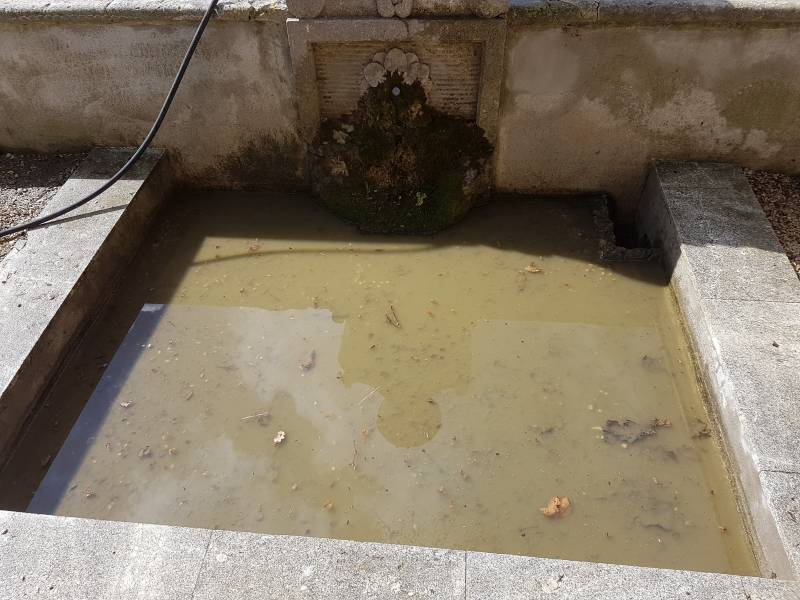Bassin avant nettoyage à Cucuron