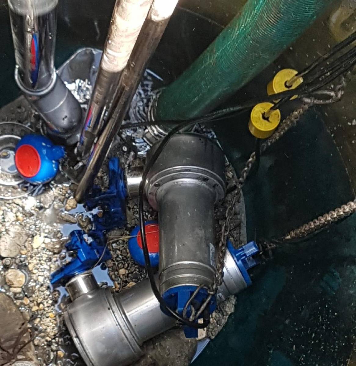 Station de relevage pleine de gravier à Lauris