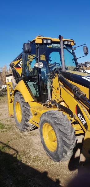 Travaux de terrassement à Pertuis avec tractopelle