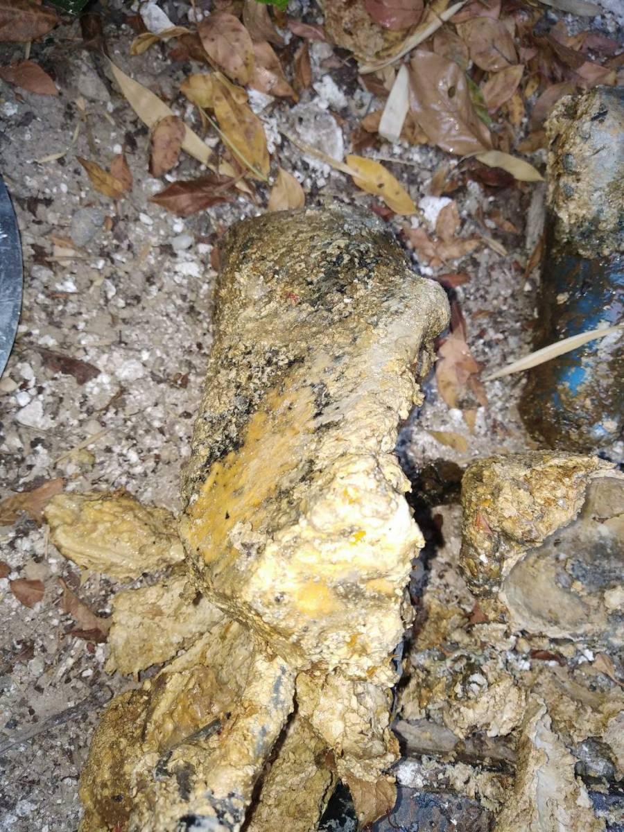 Flotteur pompe de relevage recouverte de gras et savon à Cadenet