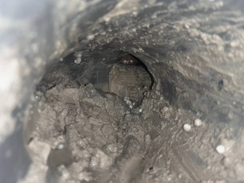 canalisation remplie de béton ou ciment