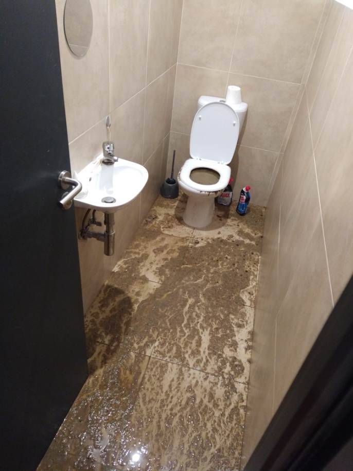 Débordement de WC avant débouchage des toilettes