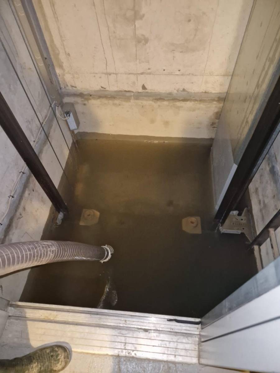Pompage fosse ascenseur à Pertuis après inondation